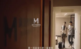 Em tiếp viên hàng không thuê khách sạn để thủ dâm